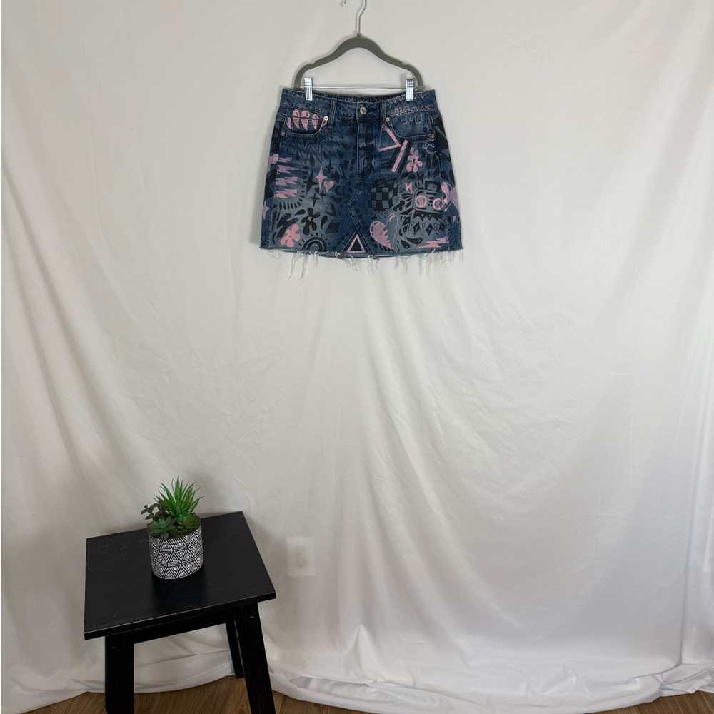 American Eagle Size 4 Graffiti Print Denim Mini Skirt - Edgy & Fun